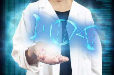 年老的白人女科学家拿着dna分子在模糊的蓝色数码背景上