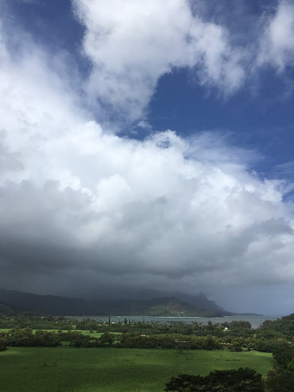 夏威夷考艾岛降雨期间的哈纳雷山谷。