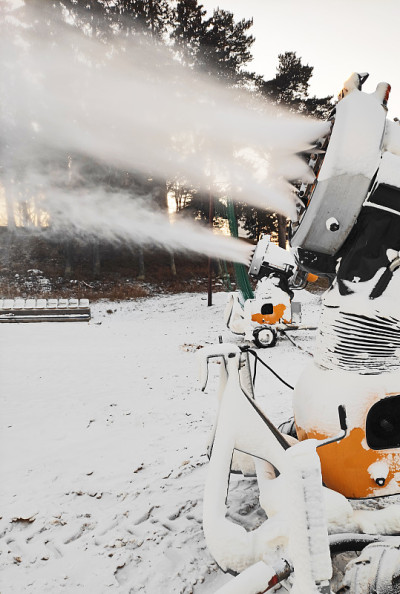 用于制造人造雪的机动雪枪。