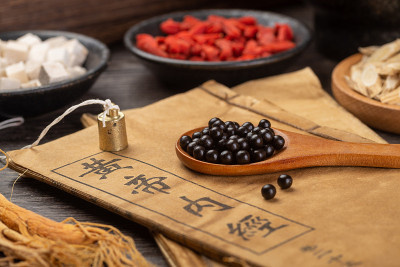 中药药丸和药方在桌子上