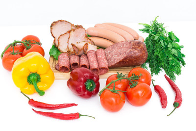 什锦肉制品，包括火腿和香肠。