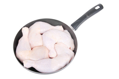 煎锅上的生鸡肉
