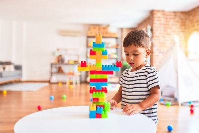 美丽的幼童在幼儿园玩积木