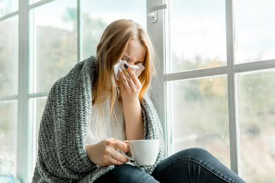 生病的年轻女子感冒和流感在家