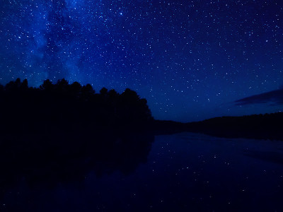 银河系的恒星轨迹。多云天气下的星空。从俄罗斯阿尔汉格尔斯克地区的基诺泽尔斯基国家公园观看。