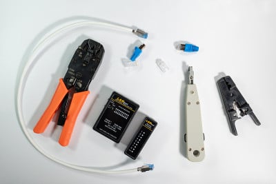 卷线机和剪线机隔离在白色背景上。STP Cat 5双绞线以太网双绞线工具，RJ45网线压线钳。局域网