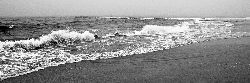 black_and_white_waves_and_shore.jpg