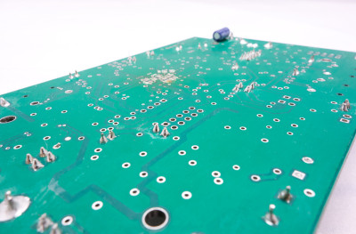 白色背景的绿色PCB电路