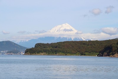 柯里亚克火山耸立在堪察加半岛的海岸线上。