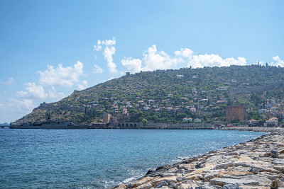 Kızıl Kule的风景，这是一个历史的塔和船厂在土耳其城市Alanya。