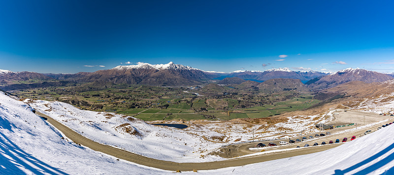 新西兰山全景和滑雪斜坡从皇冠峰滑雪胜地，皇后镇