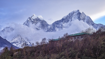 尼泊尔珠穆朗玛峰地区多尔坎加山和塔姆塞库山