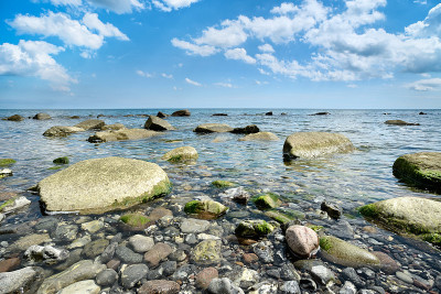 蓝天下的落基海岸线，加斯蒙德国家公园，波罗的海，德国