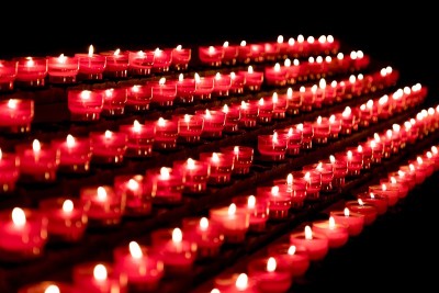 在教堂里为信仰复活祈祷的一组红烛