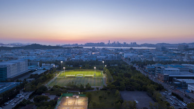 鸟瞰图，仁川工业园区的日落和球员足球场的夜晚。