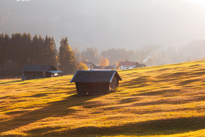 令人惊叹的山池塘在Geroldsee湖(Wagenbrüchsee)，在背景俯瞰Alpspitz和Z