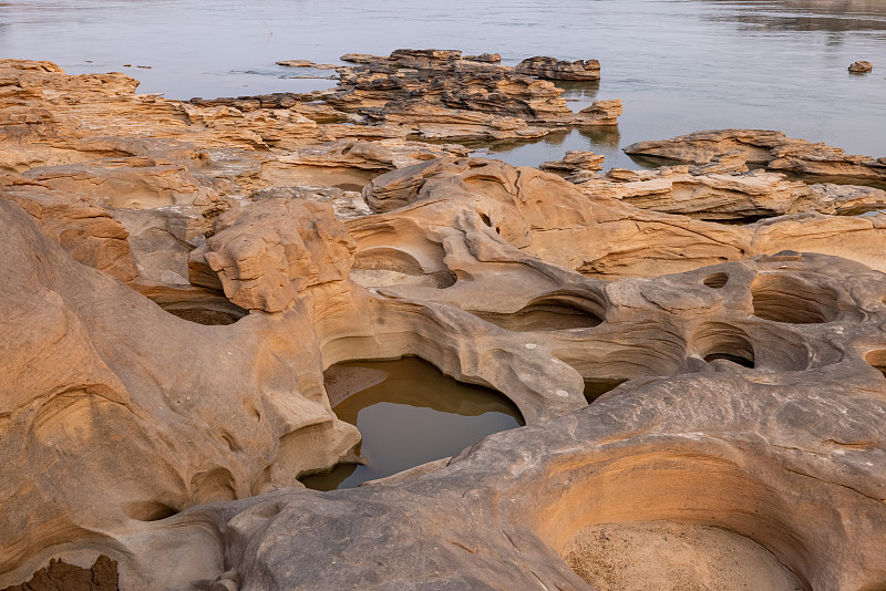 大峡谷，三千波浪和河流，河谷砂岩，是侵蚀的长河自然河流，因此有美丽的自然表面和图案的细节。在泰国的乌