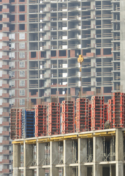 某多层建筑的钢筋混凝土墙在施工过程中。