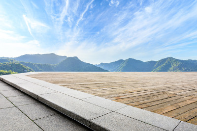 木板平台和青山自然景观