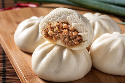 美味的包子，中国的蒸肉包子是准备吃上盘子和蒸笼，近距离，复制空间的产品设计理念。