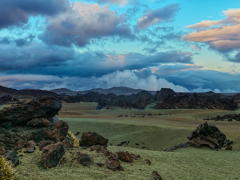 破火山口的火山谷