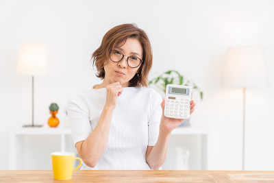 老年妇女有一个电子计算器，麻烦了