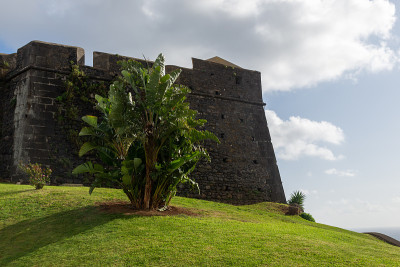 São João巴普蒂斯塔堡与绿色草坪在前景