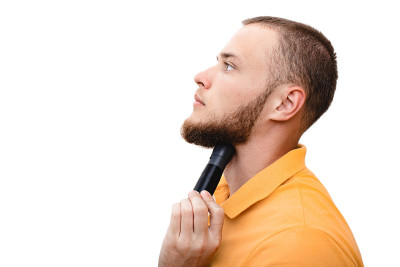 在声带切除或喉损伤后如何使用喉音器的男子。帮助人类说话的电子喉音电话