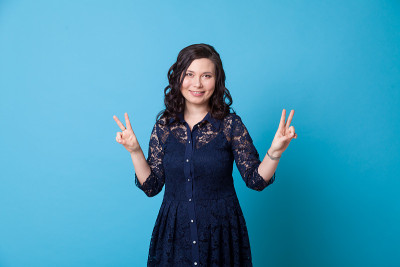 一个美丽的亚洲女人的肖像显示四个手指