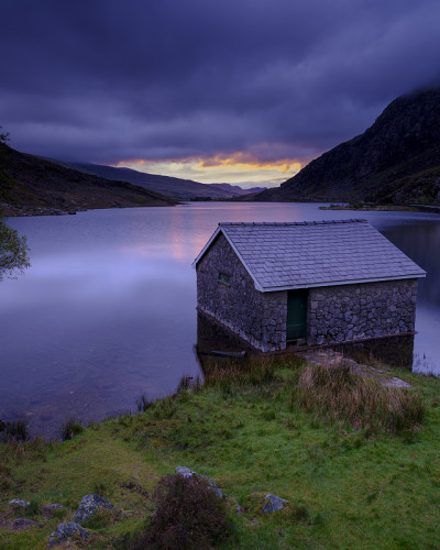 英国威尔士斯诺登尼亚国家公园，Llyn Ogwne和船坞的日出