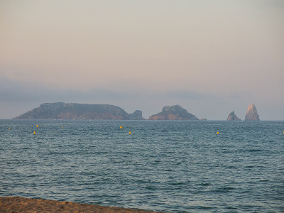 米底斯群岛的全景，在地中海。科斯塔布拉瓦,西班牙