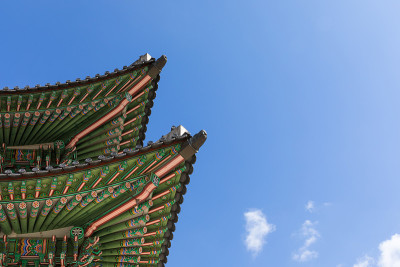 韩国传统宫廷屋顶和蓝天