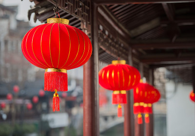 古建筑下的中国传统节日红灯笼