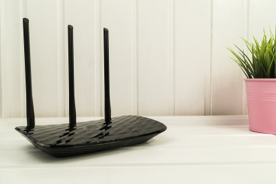 客厅的黑色WiFi路由器。
