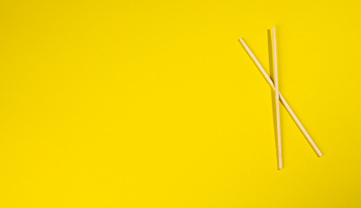 黄色背景上的两根木筷子