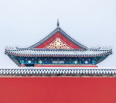 红墙雪在西侧天坛，北京，中国