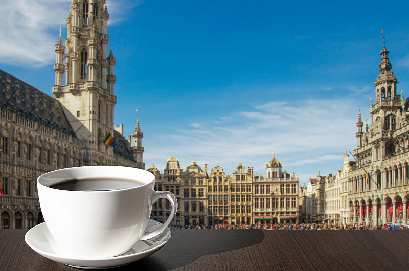 在比利时布鲁塞尔，桌上的咖啡与大广场(Grote Markt)的景色