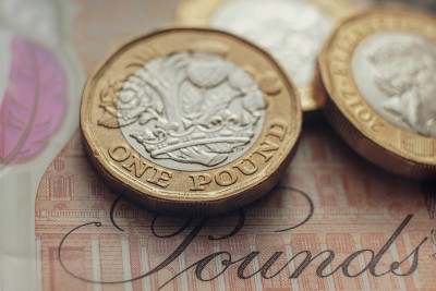 英国一英镑硬币放在10英镑钞票上。