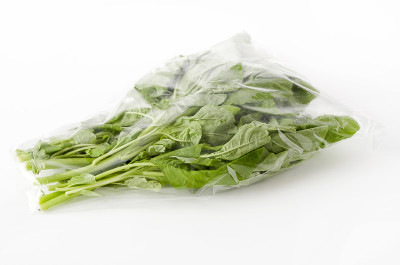 塑料袋中的苋叶，白色背景