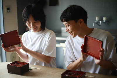 一对夫妇在吃unaju