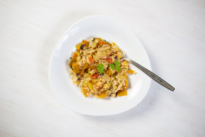 白底香辣蔬菜米饭