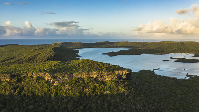 鸟瞰图以上库拉索岛的风景，加勒比与海洋，海岸，山丘