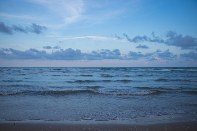 傍晚的海滩和大海