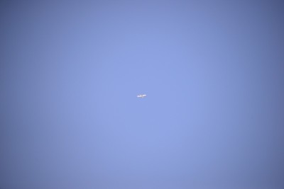 西班牙天空下的云和飞机