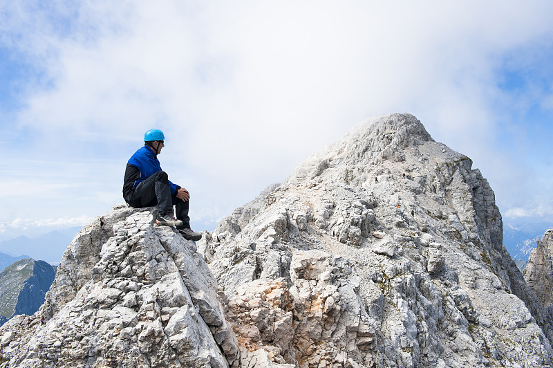 登山运动员在山顶