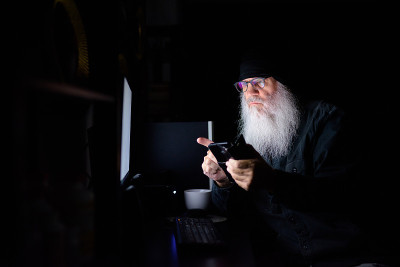 成熟的大胡子潮男，深夜在家里加班时还在用手机
