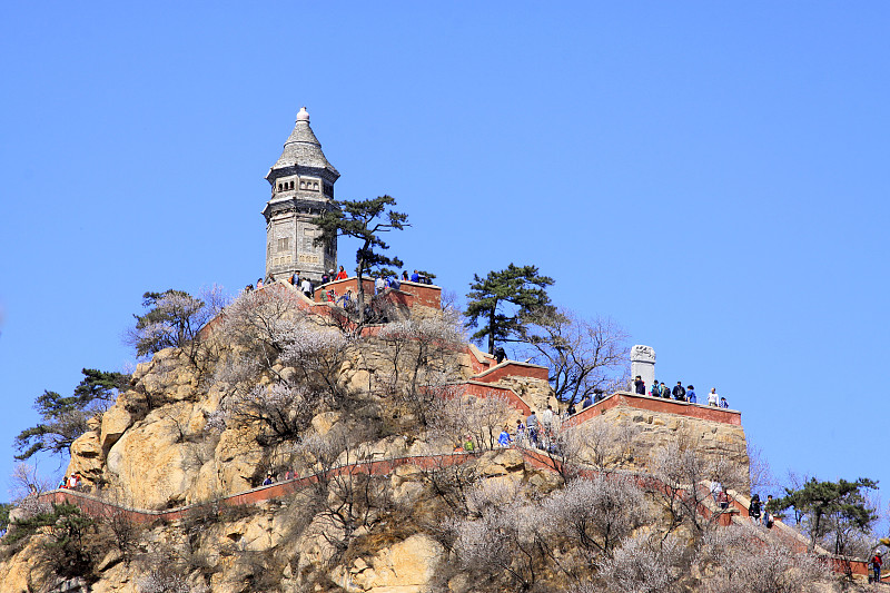 2014年4月5日，中国天津蓟县盘山景区的佛塔景观建筑