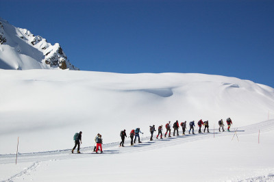 一群人攀登一座被雪覆盖的山