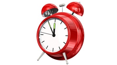 12点前5点-显示时间12点前5点的复古闹钟-隔离在白色上