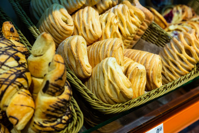 超市柜台新鲜松饼的图像